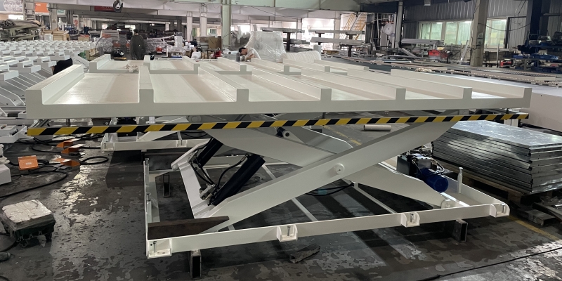 Thang máy thủy lực với 6 vị trí nĩa cho đồ nội thất bảng điều khiển: Giải pháp chuyển vật liệu tùy chỉnh