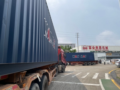 FORTRAN tăng tốc vận chuyển sau kỳ nghỉ lễ: Hai container chứa dây chuyền quay dải cạnh và máy cắt thùng carton hướng đến Ba Lan